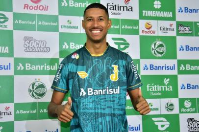 O atacante Rafael Silva, 25 anos, foi contratado junto ao Mirassol. O atleta esteve no Jaconi na tarde desta terça-feira (16/06), para selar seu vínculo com o Verdão.<!-- NICAID(14523656) -->