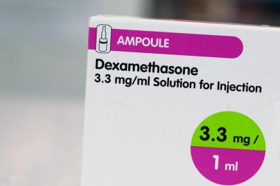  A box of dexamethasone injection ampoules is photographed at a chemists shop in London on June 16, 2020. - The steroid dexamethasone was shown Tuesday to be the first drug to significantly reduce the risk of death among severe COVID-19 cases, in trial results hailed as a major breakthrough in the fight against the disease. (Photo by Arman SOLDIN / AFP)Editoria: HTHLocal: LondonIndexador: ARMAN SOLDINSecao: diseaseFonte: AFPFotógrafo: STF<!-- NICAID(14523742) -->