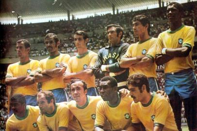  A Seleção Brasileira antes do jogo contra o Peru. Os mesmos jogadores atuariam na decisão, contra a Itália. Em pé, da esquerda para a direita: Carlos Alberto, Brito, Piazza, Félix, Clodoaldo e Everaldo; agachados: Jairzinho, Gérson, Tostão, Pelé e Rivellino.<!-- NICAID(14518739) -->