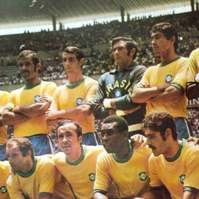  A Seleção Brasileira antes do jogo contra o Peru. Os mesmos jogadores atuariam na decisão, contra a Itália. Em pé, da esquerda para a direita: Carlos Alberto, Brito, Piazza, Félix, Clodoaldo e Everaldo; agachados: Jairzinho, Gérson, Tostão, Pelé e Rivellino.<!-- NICAID(14518739) -->