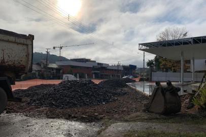 Construção de posto modifica trânsito no acesso ao bairro Vila Verde, em Caxias<!-- NICAID(14524243) -->