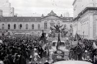  Chegada do jogador Everaldo, Tri Campeão do Mundo na Copa de 1970. Desfile pelas rua de Porto Alegre.Torcida comemora a conquista da Copa de 1970.Brasil Tri Campeão do Mundo na Copa do Mundo de 1970.Seleção Brasileira Tri Campeã na Copa do Mundo de 1970. -OBS CDI: Não consta o nome do fotógrafo no envelope de negativos do acervo de ZH.-#ENVELOPE: 65806<!-- NICAID(14521625) -->