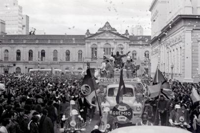  Chegada do jogador Everaldo, Tri Campeão do Mundo na Copa de 1970. Desfile pelas rua de Porto Alegre.Torcida comemora a conquista da Copa de 1970.Brasil Tri Campeão do Mundo na Copa do Mundo de 1970.Seleção Brasileira Tri Campeã na Copa do Mundo de 1970. -OBS CDI: Não consta o nome do fotógrafo no envelope de negativos do acervo de ZH.-#ENVELOPE: 65806<!-- NICAID(14521625) -->