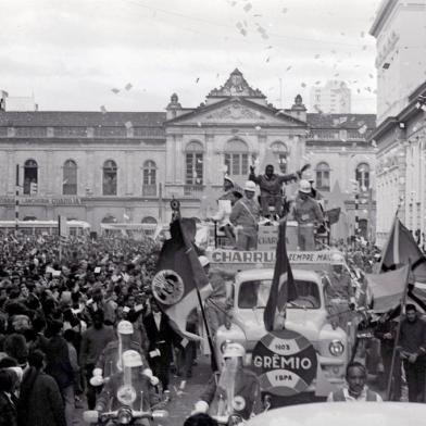  Chegada do jogador Everaldo, Tri Campeão do Mundo na Copa de 1970. Desfile pelas rua de Porto Alegre.Torcida comemora a conquista da Copa de 1970.Brasil Tri Campeão do Mundo na Copa do Mundo de 1970.Seleção Brasileira Tri Campeã na Copa do Mundo de 1970. -OBS CDI: Não consta o nome do fotógrafo no envelope de negativos do acervo de ZH.-#ENVELOPE: 65806<!-- NICAID(14521625) -->