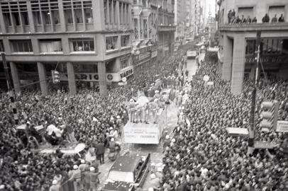  Chegada do jogador Everaldo, Tri Campeão do Mundo na Copa de 1970. Desfile pelas rua de Porto Alegre.Torcida comemora a conquista da Copa de 1970.Brasil Tri Campeão do Mundo na Copa do Mundo de 1970.Seleção Brasileira Tri Campeã na Copa do Mundo de 1970. -OBS CDI: Não consta o nome do fotógrafo no envelope de negativos do acervo de ZH.-#ENVELOPE: 65806<!-- NICAID(14521626) -->