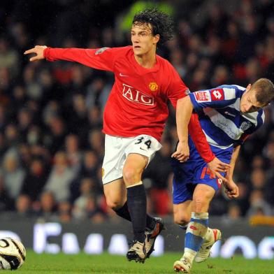 FBL-ENG-LCUP-MANUTD-QPRManchester Uniteds Brazilian midfielder Rodrigo Possebon (L) vies with Queens Park Rangers Irish midfielder Martin Rowlands during their Carling cup fourth round football match at Old Trafford, Manchester, north-west England, on November 11, 2008. AFP PHOTO/ANDREW YATES.  FOR EDITORIAL USE ONLY Additional licence required for any commercial/promotional use or use on TV or internet (except identical online version of newspaper) of Premier League/Football League photos. Tel DataCo +44 207 2981656. Do not alter/modify photo. (Photo by ANDREW YATES / AFP)Editoria: SPOLocal: ManchesterIndexador: ANDREW YATESSecao: soccerFonte: AFP<!-- NICAID(14524404) -->