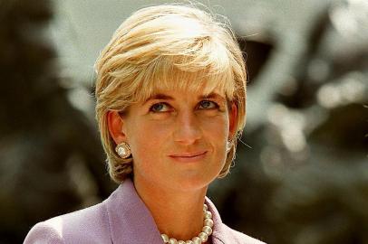  20 anos da morte da princesa Diana. Lady Diana morreu na noite de 31/08/1997, em um acidente de carro dentro do túnel da Ponte de IAlma, em Paris, na França. (FILES) This file photo taken on June 17, 1997 shows Britains Diana, Princess of Wales (L), at a ceremony at Red Cross headquarters in Washington, to call for a global ban on anti-personnel landmines.Two decades on from the death of princess Diana, her sons Princes William and Harry are working to keep her legacy alive with unusually emotional tributes after years of official silence. William was 15 and Harry 12 when Diana died in a car crash in Paris on August 31, 1997. / AFP PHOTO / JAMAL A. WILSONEditoria: HUMLocal: WashingtonIndexador: JAMAL A. WILSONSecao: peopleFonte: AFPFotógrafo: STR<!-- NICAID(13098149) -->