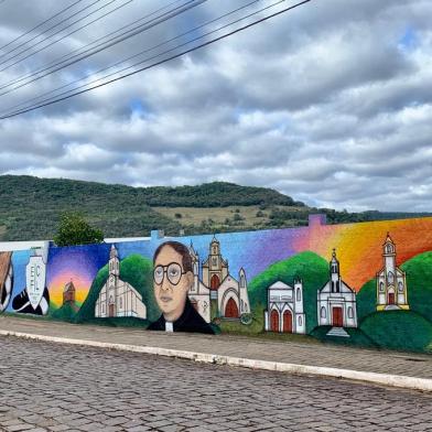 Grafite feito pelo artista urbano caxiense Rafael Ferreira, o APA, retrata a história dos 61 anos da cidade de Muçum. O grafite é um dos maiores do Rio Grande do Sul.<!-- NICAID(14524475) -->