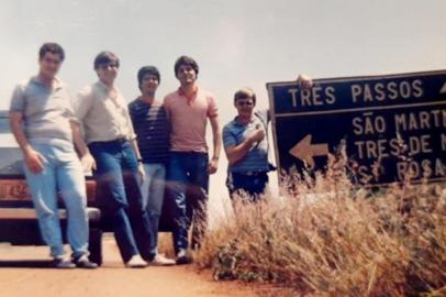   Foto do Fiat 147 /1977, Azul Noite, com os estudantes de engenharia, da esquerda prá direita nessa ordem, olhando de frente: Francisco do Carmo, Gabriel Waxemberg, Carlos Máscia, Mário Marchesan e Jorge Bledow(junto a placa)Estamos indo para Santa Rosa em Outubro de 1986, e aproveito para mostrar a placa da minha terra, Três Passos.<!-- NICAID(14523669) -->