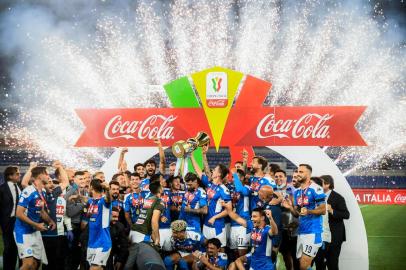  Napolis players and staff celebrate with the trophy after winning the TIM Italian Cup (Coppa Italia) final football match Napoli vs Juventus on June 17, 2020 at the Olympic stadium in Rome, played behind closed doors as the country gradually eases the lockdown aimed at curbing the spread of the COVID-19 infection, caused by the novel coronavirus. (Photo by Filippo MONTEFORTE / AFP)Editoria: HTHLocal: RomeIndexador: FILIPPO MONTEFORTESecao: soccerFonte: AFPFotógrafo: STF<!-- NICAID(14524944) -->