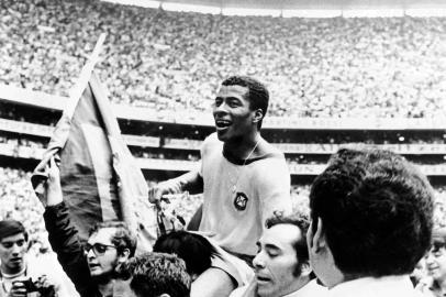 DOMI 335578Brazilian forward Jairzinho is carried by fans after Brazil defeated Italy 4-1 in the World Cup final 21 June 1970 in Mexico City. It is Brazil's third World title after the first two won in 1958 in Sweden and 1962 in Chile. AFP PHOTO (Photo by STAFF / AFP)Editoria: SPOLocal: Mexico CityIndexador: STAFFSecao: soccerFonte: AFP<!-- NICAID(14524425) -->