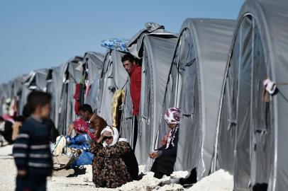 -Refugiados curdos sírios são retratados em um campo de refugiados na cidade de Suruc , na província de Sanliurfa, em 5 de novembro de 2014. iraquianos combatentes Peshmerga curdo que se juntaram à batalha para a cidade fronteiriça síria de Kobane foram fortemente descascar jihadistas do grupo Estado Islâmico , um comandante disse à AFP . AFP PHOTO / ARIS MESSINISEditoria: WARLocal: SurucIndexador: ARIS MESSINISSecao: conflict (general)Fonte: AFPFotógrafo: STF<!-- NICAID(10977446) -->