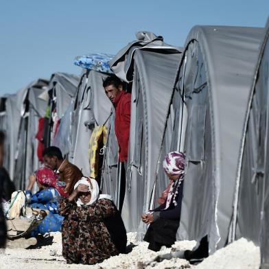 -Refugiados curdos sírios são retratados em um campo de refugiados na cidade de Suruc , na província de Sanliurfa, em 5 de novembro de 2014. iraquianos combatentes Peshmerga curdo que se juntaram à batalha para a cidade fronteiriça síria de Kobane foram fortemente descascar jihadistas do grupo Estado Islâmico , um comandante disse à AFP . AFP PHOTO / ARIS MESSINISEditoria: WARLocal: SurucIndexador: ARIS MESSINISSecao: conflict (general)Fonte: AFPFotógrafo: STF<!-- NICAID(10977446) -->