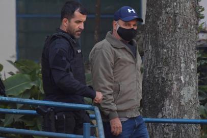  Former political assistant of Senator Flavio Bolsonaro and policeman Fabricio Queiroz (R) is seen arriving to the Legal Medicine Institute (IML) in Sao Paulo, Brazil, on June 18, 2020, after been arrested by Sao Paulo Civil Police and Public Minister at the city of Atibaia, Sao Paulo state, following a request from Rio de Janeiro State Justice. (Photo by NELSON ALMEIDA / AFP)Editoria: POLLocal: Sao PauloIndexador: NELSON ALMEIDASecao: politics (general)Fonte: AFPFotógrafo: STF<!-- NICAID(14525184) -->