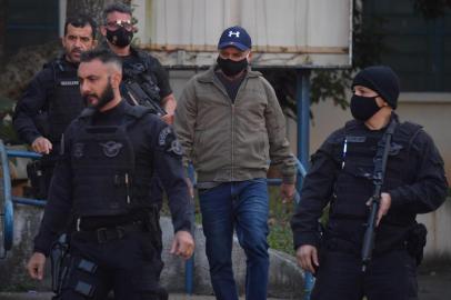  Former political assistant of Senator Flavio Bolsonaro and policeman Fabricio Queiroz (C) is seen arriving to the Legal Medicine Institute (IML) in Sao Paulo, Brazil, on June 18, 2020, after been arrested by Sao Paulo Civil Police and Public Minister at the city of Atibaia, Sao Paulo state, following a request from Rio de Janeiro State Justice. (Photo by NELSON ALMEIDA / AFP)Editoria: POLLocal: Sao PauloIndexador: NELSON ALMEIDASecao: politics (general)Fonte: AFPFotógrafo: STF<!-- NICAID(14525186) -->