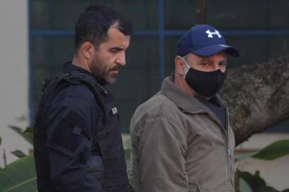  Former political assistant of Senator Flavio Bolsonaro and policeman Fabricio Queiroz (R) is seen arriving to the Legal Medicine Institute (IML) in Sao Paulo, Brazil, on June 18, 2020, after been arrested by Sao Paulo Civil Police and Public Minister at the city of Atibaia, Sao Paulo state, following a request from Rio de Janeiro State Justice. (Photo by NELSON ALMEIDA / AFP)Editoria: POLLocal: Sao PauloIndexador: NELSON ALMEIDASecao: politics (general)Fonte: AFPFotógrafo: STF<!-- NICAID(14525187) -->