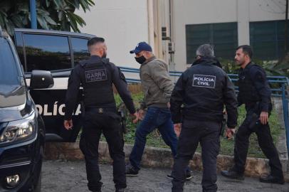  Former political assistant of Senator Flavio Bolsonaro and policeman Fabricio Queiroz (C) is seen arriving to the Legal Medicine Institute (IML) in Sao Paulo, Brazil, on June 18, 2020, after been arrested by Sao Paulo Civil Police and Public Minister at the city of Atibaia, Sao Paulo state, following a request from Rio de Janeiro State Justice. (Photo by NELSON ALMEIDA / AFP)Editoria: POLLocal: Sao PauloIndexador: NELSON ALMEIDASecao: politics (general)Fonte: AFPFotógrafo: STF<!-- NICAID(14525189) -->