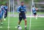 Jogadores do Grêmio fazem treino de fundamentos técnicos e de intensidade física