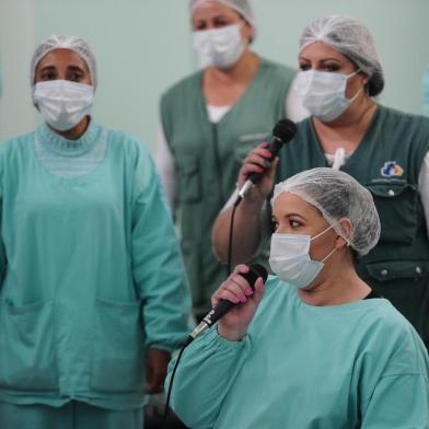  CAXIAS DO SUL, RS, BRASIL (18/06/2020)Pessoal sanitário da UBS Reolon e banda de Guardas Municipais de Caxias do Sul gravam vídeo musical. (Antonio Valiente/Agência RBS)<!-- NICAID(14525644) -->