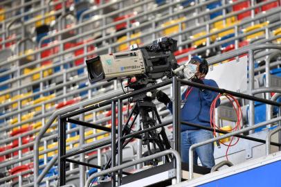  A TV cameraman wears a face mask prior to the German first division Bundesliga football match Fortuna Duesseldorf v FC Schalke 04 on May 27, 2020 in Duesseldorf, western Germany. (Photo by Martin MEISSNER / POOL / AFP) / DFL REGULATIONS PROHIBIT ANY USE OF PHOTOGRAPHS AS IMAGE SEQUENCES AND/OR QUASI-VIDEOEditoria: SPOLocal: DüsseldorfIndexador: MARTIN MEISSNERSecao: soccerFonte: POOLFotógrafo: STR<!-- NICAID(14525824) -->