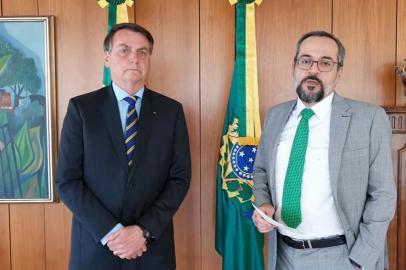  Ministro da Educação do governo Jair Bolsonaro desde abril de 2019, Abraham Weintraub deixou a gestão nesta quinta-feira (18). O economista era integrante da ala ideológica do governo. Ele anunciou a sua saída em um vídeo, publicado na sua página no YouTube, ao lado do presidente. Weintraub será indicado do Brasil para um cargo no Banco Mundial e deixará a pasta em alguns dias.<!-- NICAID(14525838) -->