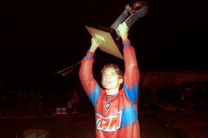 Foto do volante Márcio Hahn erguendo a taça de campeão do Gauchão de 2000, no aeroporto de Caxias do Sul. Pasta 50433<!-- NICAID(8198291) -->