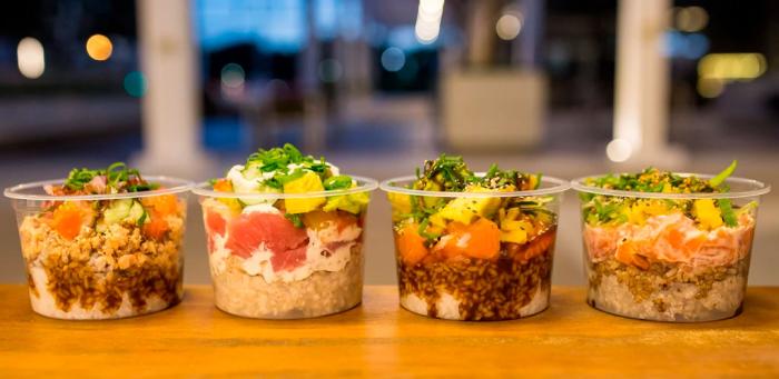 Poke (Pokê); prato criado com base na tradição do tirashi sushi