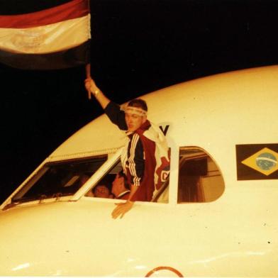 O campeão gaúcho Paulo Turra na chegada do time do Caxias depois da vitória contra o Grêmio , em Porto Alegre.#EDIÇÃO: 2ª#PÁGINA: 3 Fonte: Pioneiro<!-- NICAID(640274) -->