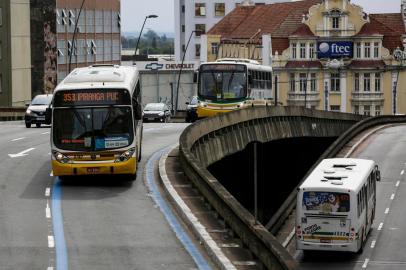  PORTO ALEGRE, RS, BRASIL, 18-06-2020: Acesso ao tunel da Conceicao sentido centro-bairro. Transporte publico de Porto Alegre tem crise agravada durante a pandemia de covid-19. Usuarios de transporte coletivo durante pandemia de covid-19 na capital. (Foto: Mateus Bruxel / Agencia RBS)Indexador: Mateus Bruxel<!-- NICAID(14525719) -->