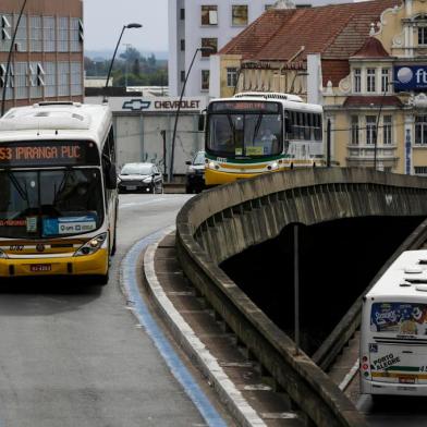  PORTO ALEGRE, RS, BRASIL, 18-06-2020: Acesso ao tunel da Conceicao sentido centro-bairro. Transporte publico de Porto Alegre tem crise agravada durante a pandemia de covid-19. Usuarios de transporte coletivo durante pandemia de covid-19 na capital. (Foto: Mateus Bruxel / Agencia RBS)Indexador: Mateus Bruxel<!-- NICAID(14525719) -->