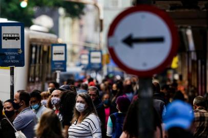  PORTO ALEGRE, RS, BRASIL, 17-06-2020: Transporte publico de Porto Alegre tem crise agravada durante a pandemia de covid-19. Usuarios de transporte coletivo durante pandemia de covid-19 na capital. (Foto: Mateus Bruxel / Agencia RBS)Indexador: Mateus Bruxel<!-- NICAID(14525178) -->