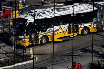  PORTO ALEGRE, RS, BRASIL, 17-06-2020: Transporte publico de Porto Alegre tem crise agravada durante a pandemia de covid-19. Usuarios de transporte coletivo durante pandemia de covid-19 na capital. (Foto: Mateus Bruxel / Agencia RBS)Indexador: Mateus Bruxel<!-- NICAID(14525161) -->