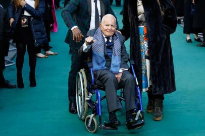  (FILES) In this file photo taken on April 29, 2019 British actor Ian Holm (C) poses on the red carpet arriving for the UK premiere of the film Tolkein in London . - Sir Ian Holm, best known for roles in Chariots Of Fire and The Lord Of The Rings, has died at the age of 88, his agent said, June 19, 2020. (Photo by Tolga Akmen / AFP)Editoria: ACELocal: LondonIndexador: TOLGA AKMENSecao: cinemaFonte: AFPFotógrafo: STR<!-- NICAID(14526158) -->