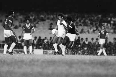 Fluminense 0x2 Inter - semifinal do Campeonato Brasileiro 1975 - Estádio Maracanã - Rio de Janeiro.O atacante Rivelino (de branco) acompanhado por forte marcação. Mais próximo a ele o centromédio Caçapava, designado para marcá-lo. O Inter foi a final e conquistou o primeiro dos três títulos nacionais da equipe.#PÁGINA:19#ENVELOPE: 111575 antigo Fotógrafo: Não se Aplica Data Evento: 00/00/1975<!-- NICAID(588139) -->