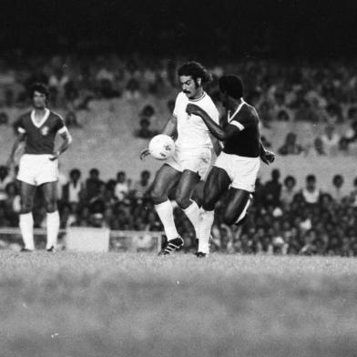 Fluminense 0x2 Inter - semifinal do Campeonato Brasileiro 1975 - Estádio Maracanã - Rio de Janeiro.O atacante Rivelino (de branco) acompanhado por forte marcação. Mais próximo a ele o centromédio Caçapava, designado para marcá-lo. O Inter foi a final e conquistou o primeiro dos três títulos nacionais da equipe.#PÁGINA:19#ENVELOPE: 111575 antigo Fotógrafo: Não se Aplica Data Evento: 00/00/1975<!-- NICAID(588139) -->