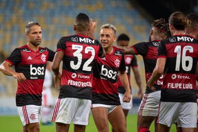 Flamengo vence o Bangu na volta do Campeonato Carioca. Na foto: Diego (E), Pedro Rocha (de costas) e Rafinha (C, de frente), ao lado de Gabigol e Filipe Luís (D, de costas)