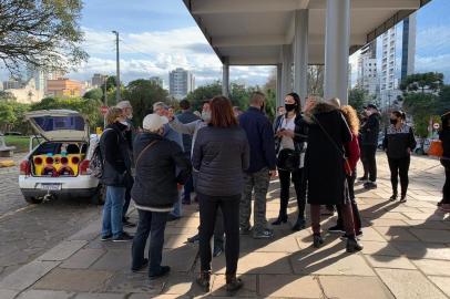 Manifestação na frente da prefeitura pede reabertura do comércio em Caxias do Sul<!-- NICAID(14526223) -->