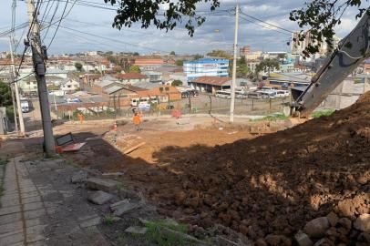 Demora em obra de pavimentação causa transtorno a moradores do bairro Petrópolis, em Caxias<!-- NICAID(14526395) -->