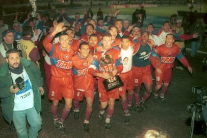  FOTO DE ARQUIVO, PASTA 50 436-  Festa dos campeões. Caxias comemora a conquista do títtulo no Estádio Olimpico em Porto Alegre  em 21/06/200. Jairo Santos (esquerda) <!-- NICAID(8194035) -->