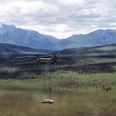  In this image courtesy of the Alaska Army National Guard, a National Guard Chinook helicopter lifts Fairbanks Bus 142, made famous by the book and film "Into the Wild," from the remote Stampede Trail outside Denali National Park, near Healy, Alaska, on June 18, 2020. - The bus was removed because of public safety concerns, since the remote and dangerous site had become a tourist attraction. The bus will be stored until a permanent site is found, according to the Alaska Department of Natural Resources. (Photo by Seth LACOUNT / Alaska Army National Guard / AFP) / RESTRICTED TO EDITORIAL USE - MANDATORY CREDIT "AFP PHOTO / Alaska Army National Guard / Sgt. Seth LACOUNT" - NO MARKETING - NO ADVERTISING CAMPAIGNS - DISTRIBUTED AS A SERVICE TO CLIENTSEditoria: ACELocal: HealyIndexador: SETH LACOUNTSecao: literatureFonte: Alaska Army National GuardFotógrafo: Handout<!-- NICAID(14527152) -->