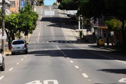  CAXIAS DO SUL, RS, BRASIL,21/03/2020. Estado de Calamidade - Coronavírus - pandemia muda a rotina das cidades. Ruas de Caxias do Sul vazias, na manhã deste sábado. Na foto, vista da rua Pinheiro Machado próximo da rua Vereador Mário Pezzi. (Porthus Junior/Agência RBS)<!-- NICAID(14458070) -->