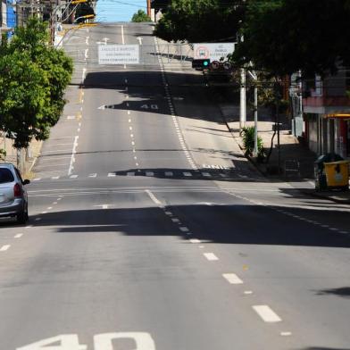  CAXIAS DO SUL, RS, BRASIL,21/03/2020. Estado de Calamidade - Coronavírus - pandemia muda a rotina das cidades. Ruas de Caxias do Sul vazias, na manhã deste sábado. Na foto, vista da rua Pinheiro Machado próximo da rua Vereador Mário Pezzi. (Porthus Junior/Agência RBS)<!-- NICAID(14458070) -->