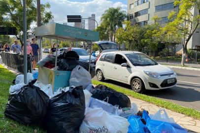 Moradores doam roupas e alimentos em drive-thru solidário na Praça da Encol<!-- NICAID(14527283) -->