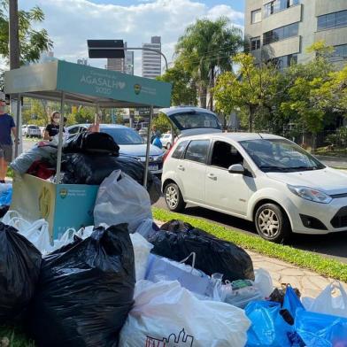 Moradores doam roupas e alimentos em drive-thru solidário na Praça da Encol<!-- NICAID(14527283) -->