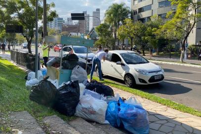 Moradores doam roupas e alimentos em drive-thru solidário na Praça da Encol<!-- NICAID(14527281) -->