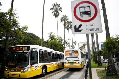  PORTO ALEGRE, RS, BRASIL, 18-06-2020: Onibus na avenida Osvaldo Aranha. Transporte publico de Porto Alegre tem crise agravada durante a pandemia de covid-19. Usuarios de transporte coletivo durante pandemia de covid-19 na capital. (Foto: Mateus Bruxel / Agencia RBS)Indexador: Mateus Bruxel<!-- NICAID(14525714) -->