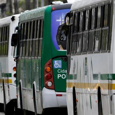  PORTO ALEGRE, RS, BRASIL, 18-06-2020: Onibus na avenida Osvaldo Aranha. Transporte publico de Porto Alegre tem crise agravada durante a pandemia de covid-19. Usuarios de transporte coletivo durante pandemia de covid-19 na capital. (Foto: Mateus Bruxel / Agencia RBS)Indexador: Mateus Bruxel<!-- NICAID(14525711) -->