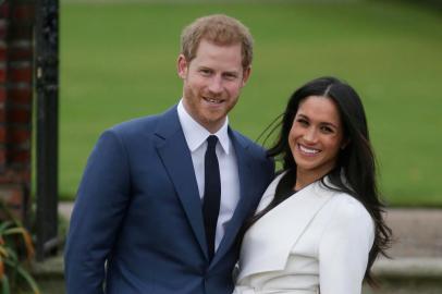 Príncipe Harry e Meghan Markle posam para fotos logo após anunciarem o noivadoBritains Prince Harry stands with his fiancée US actress Meghan Markle as she shows off her engagement ring whilst they pose for a photograph in the Sunken Garden at Kensington Palace in west London on November 27, 2017, following the announcement of their engagement.Britains Prince Harry will marry his US actress girlfriend Meghan Markle early next year after the couple became engaged earlier this month, Clarence House announced on Monday. / AFP PHOTO /<!-- NICAID(13292641) -->