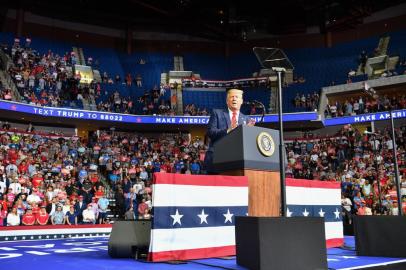 Trump holds first campaign rally since virus eruptedThe upper section is seen partially empty as US President Donald Trump speaks during a campaign rally at the BOK Center on June 20, 2020 in Tulsa, Oklahoma. - Hundreds of supporters lined up early for Donald Trumps first political rally in months, saying the risk of contracting COVID-19 in a big, packed arena would not keep them from hearing the presidents campaign message. (Photo by Nicholas Kamm / AFP)Editoria: POLLocal: TulsaIndexador: NICHOLAS KAMMSecao: electionFonte: AFPFotógrafo: STF<!-- NICAID(14527363) -->