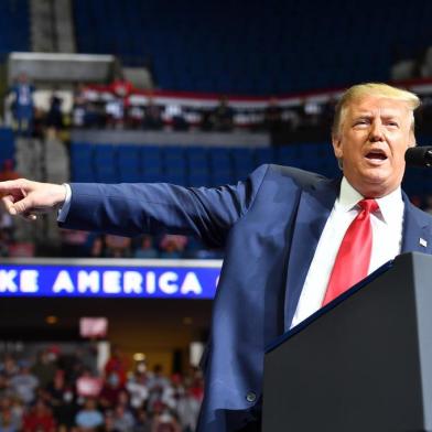 Trump holds first campaign rally since virus eruptedUS President Donald Trump speaks during a campaign rally at the BOK Center on June 20, 2020 in Tulsa, Oklahoma. - Hundreds of supporters lined up early for Donald Trumps first political rally in months, saying the risk of contracting COVID-19 in a big, packed arena would not keep them from hearing the presidents campaign message. (Photo by Nicholas Kamm / AFP)Editoria: POLLocal: TulsaIndexador: NICHOLAS KAMMSecao: electionFonte: AFPFotógrafo: STF<!-- NICAID(14527361) -->